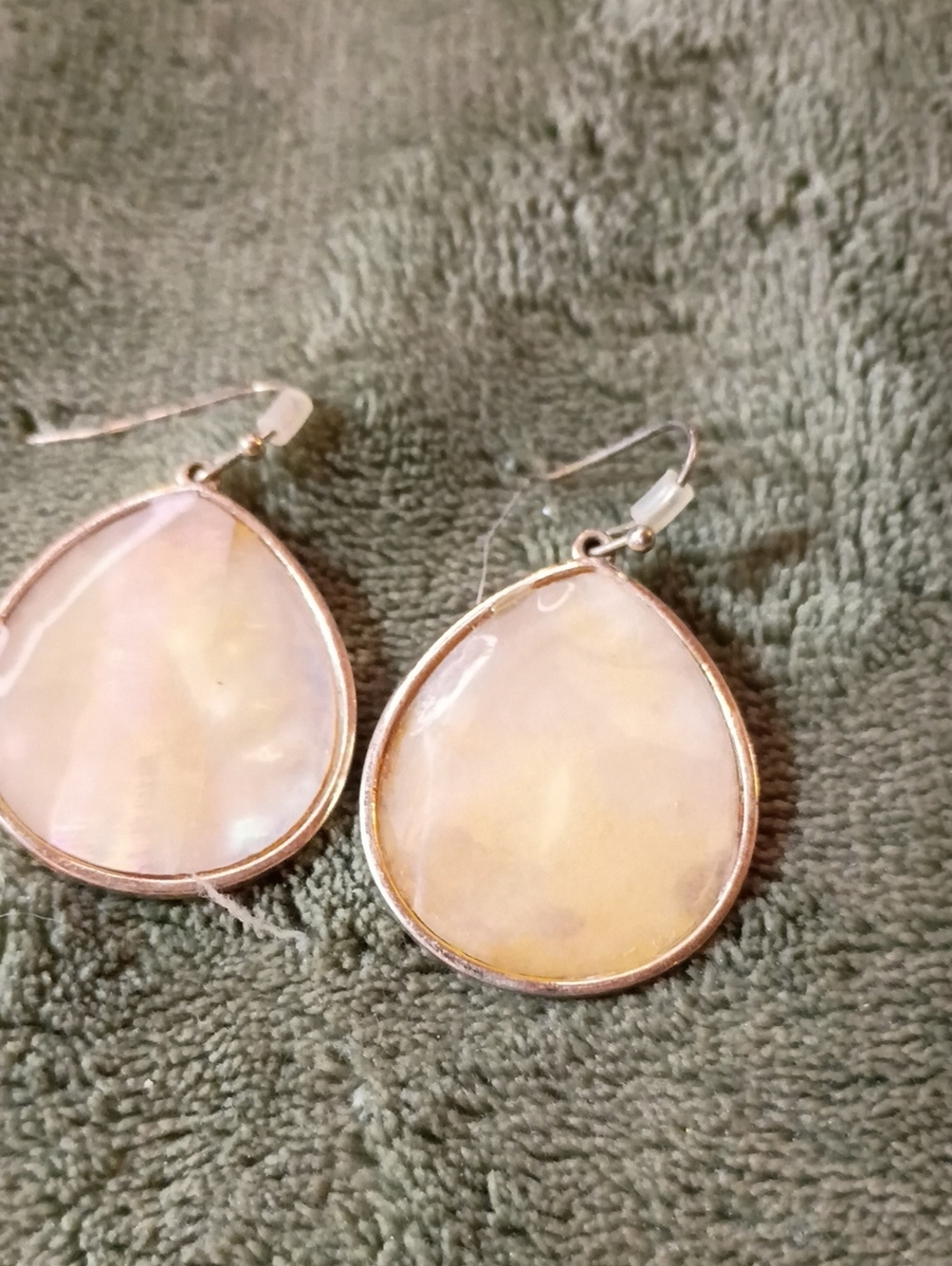 Gold-Tone Teardrop Shell Earrings in Cream